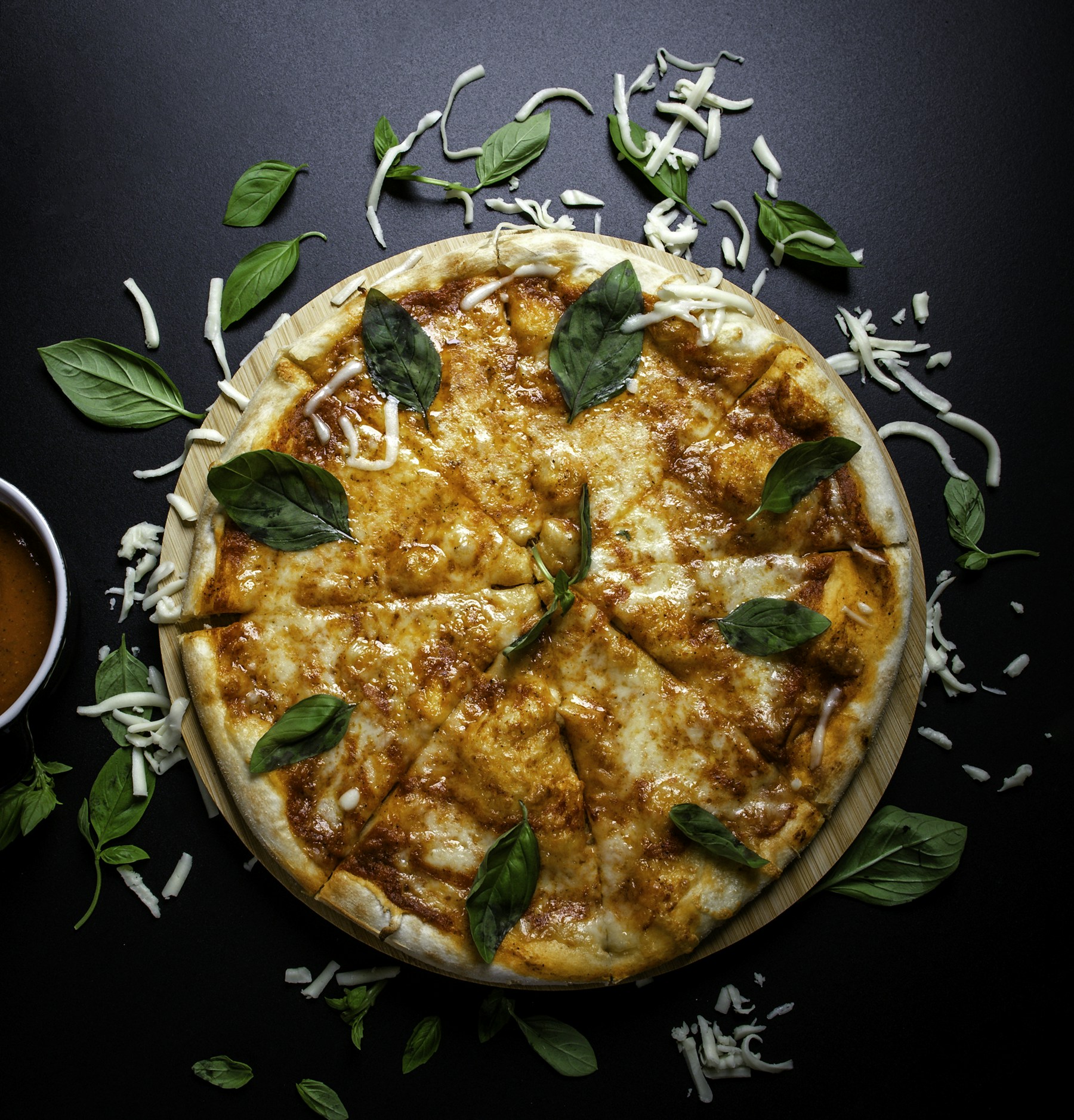Svježe pečena pizza s bosiljkom